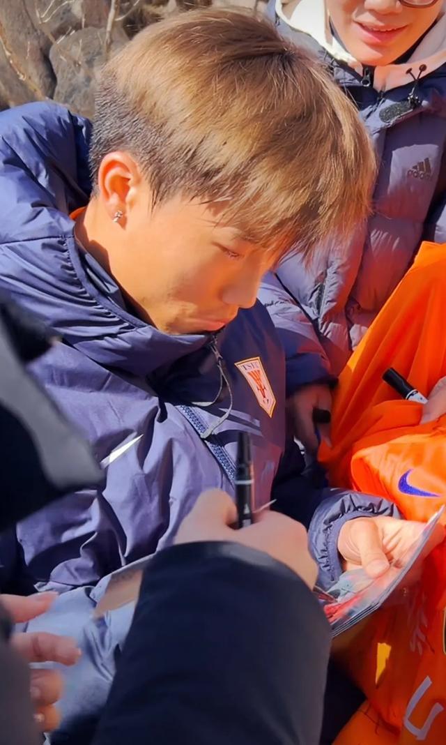 关于山东泰山训练开放日，冲刺阶段迎来里程碑引欢呼，荷甲在即，轮换策略成焦点的信息