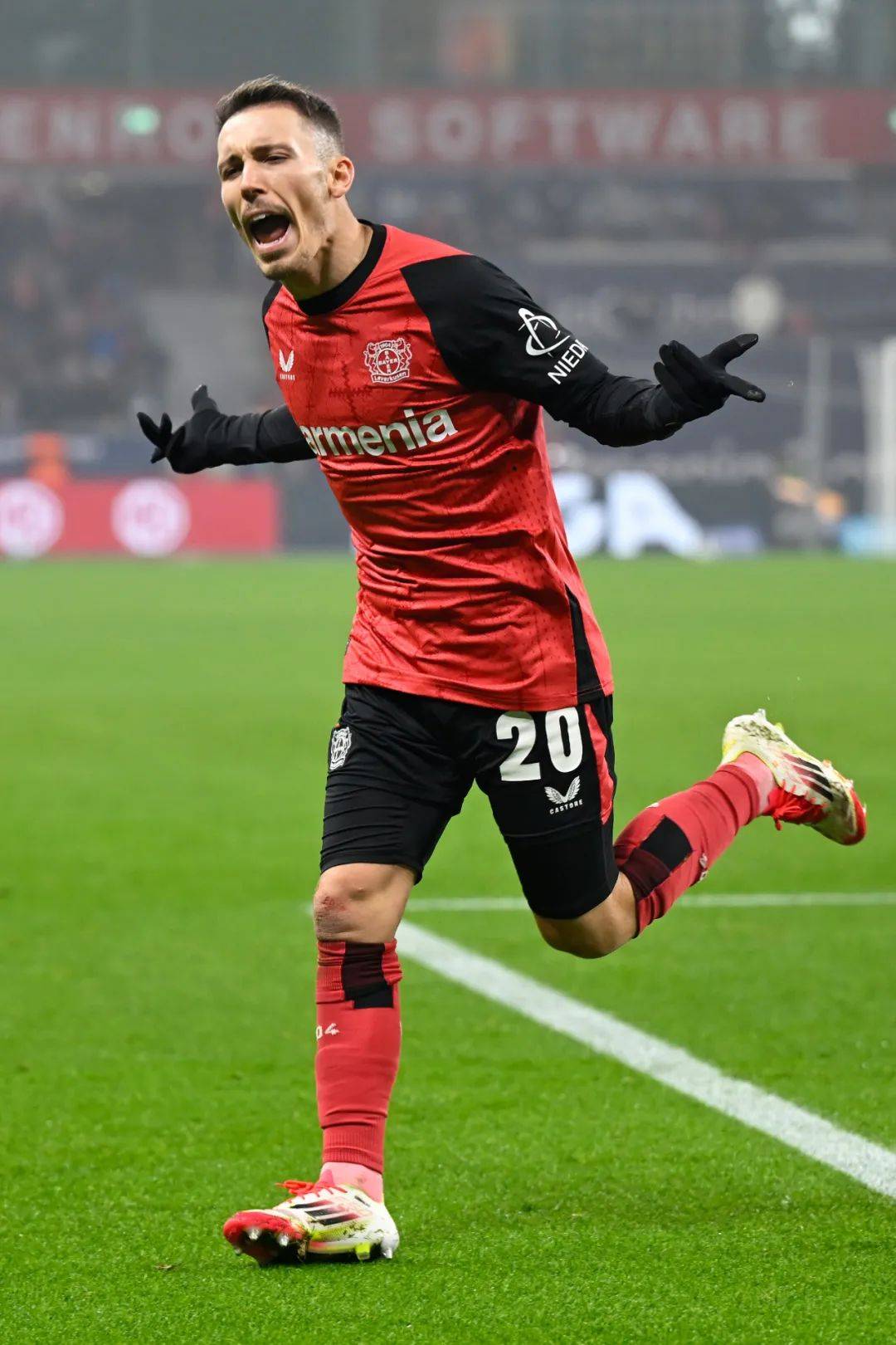 集结日体能课后，勒沃库森防线松动备战荷甲，引发热议，轮换策略成焦点(荷甲最新比分及积分榜)